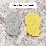 Laden Sie das Bild in den Galerie-Viewer, 3D scream car emblem Halloween Metal Sticker glow in the dark